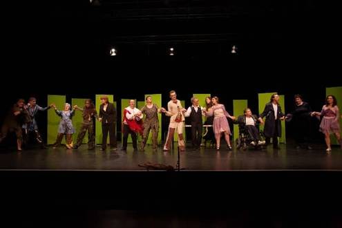 Quelle: Die Schattenspringer Alle Schauspieler*innen stehen nebeneinander auf der Bühne teilweise halten sie sich an den Händen und verbeugen sich