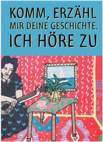 Quelle: Diakonisches Werk Freiburg Eine Frau spielt ein Saiteninstrument. Im Hintergrund ein roter Raum mit Bild und Pflanze. Der Titel lautet: Komm, erzähl mir deine Geschichte. Ich höre zu.